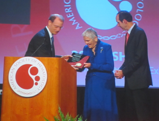Brian-Druker-and-Janet-Rowley-receive-Ernest-Beutler-prize-at-ASH-2011-annual-meeting
